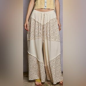 Designed in roomy fit bottom in double gauze with contrast floral fabric.